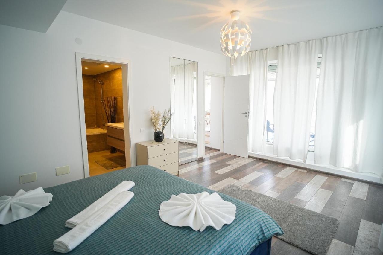 Penthouse With Huge Rooftop & Amazing City View Bukarest Exteriör bild