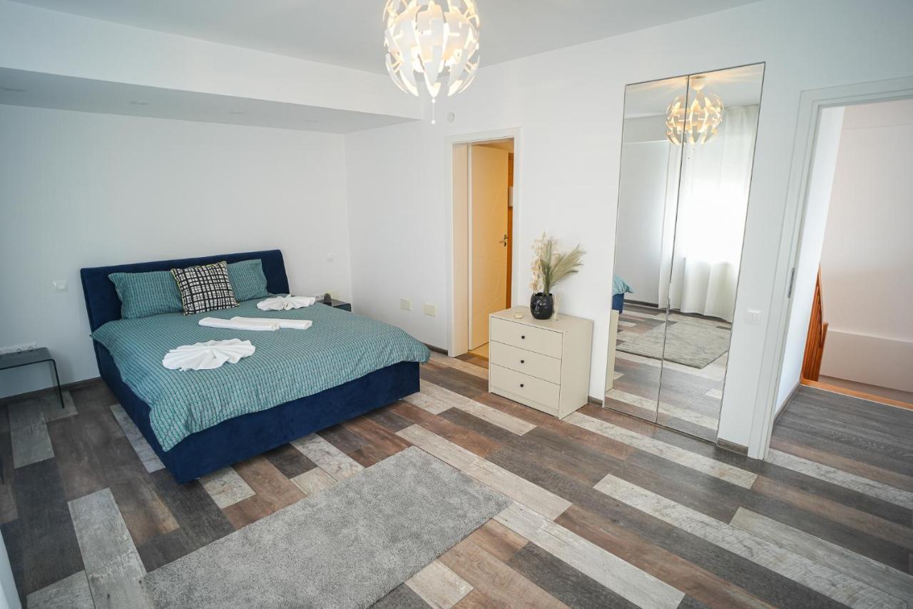 Penthouse With Huge Rooftop & Amazing City View Bukarest Exteriör bild