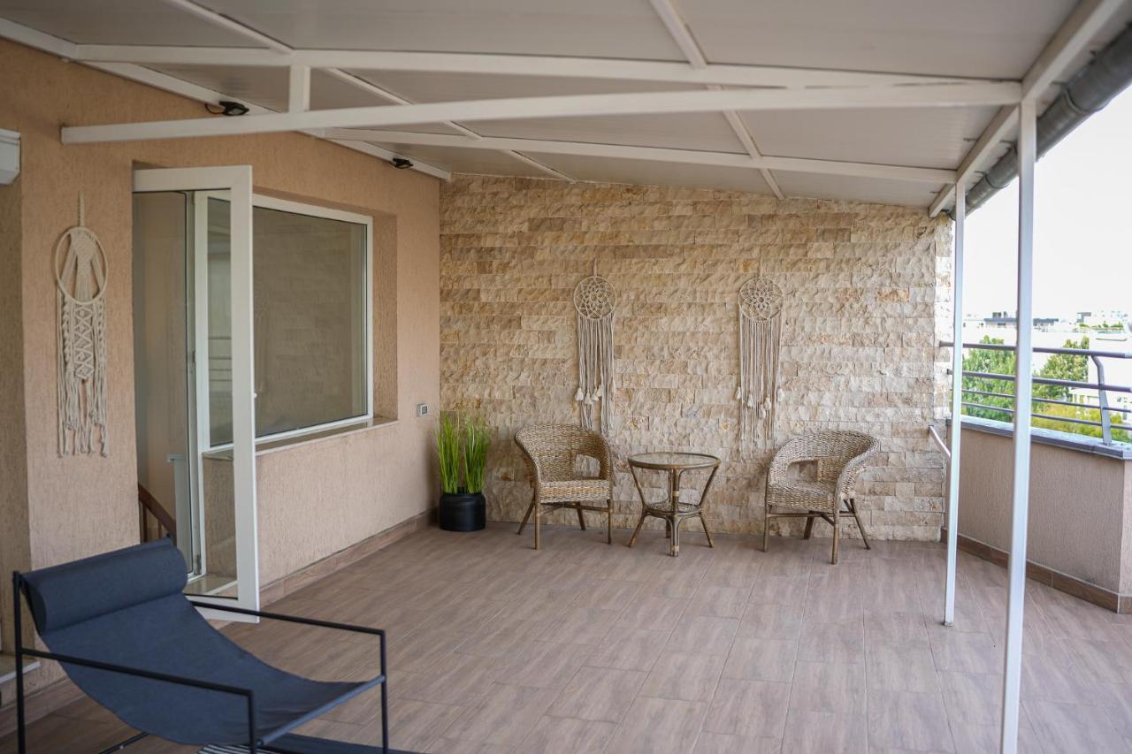 Penthouse With Huge Rooftop & Amazing City View Bukarest Exteriör bild
