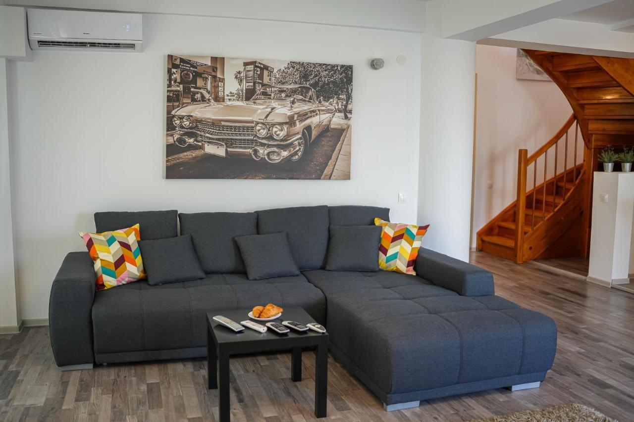 Penthouse With Huge Rooftop & Amazing City View Bukarest Exteriör bild