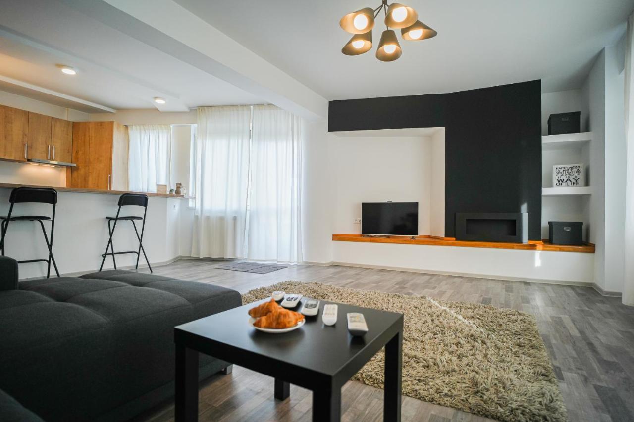 Penthouse With Huge Rooftop & Amazing City View Bukarest Exteriör bild