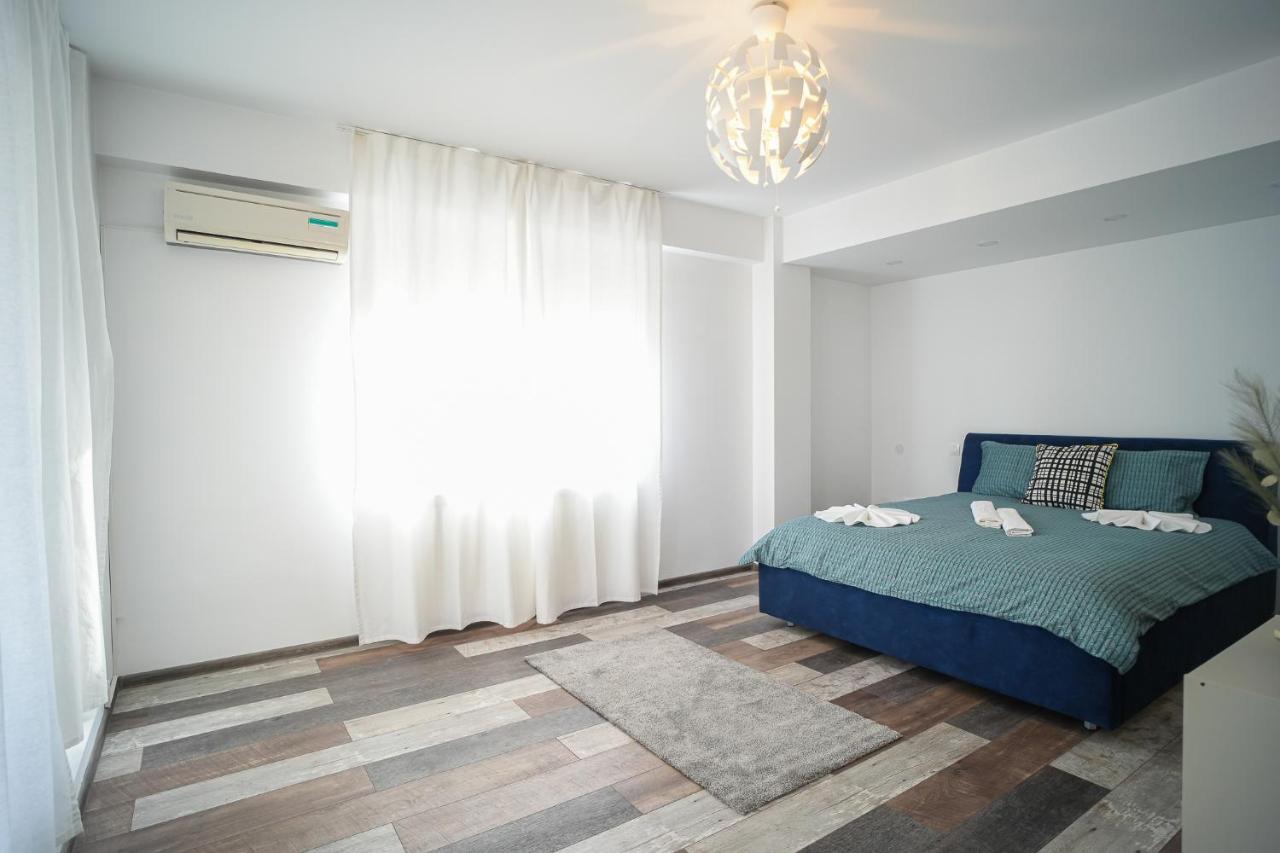 Penthouse With Huge Rooftop & Amazing City View Bukarest Exteriör bild